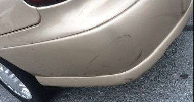 Stire din Actualitate : Un șofer a făcut un gest care a surprins internetul. A lovit mașina, apoi i-a lăsat păgubitului un bilețel
