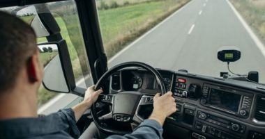Stire din Actualitate : Românii din Spania care vor să fie șoferi de camion pot primi 3.000 de euro