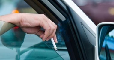 COD RUTIER 2019. Ce amenzi riscă șoferii care aruncă chiștoace pe geamul mașinii