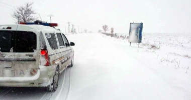 Stire din Eveniment : Șoferii constănțeni  s-au "încălzit"  cu alcool între nămeți  și au rămas pietoni