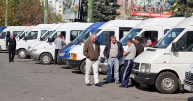 Șoferii de microbuze, "arși" la buzunare de polițiști
