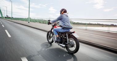 Oficial. Șoferii cu permis categoria B vor putea conduce și motociclete, dar doar în anumite condiții