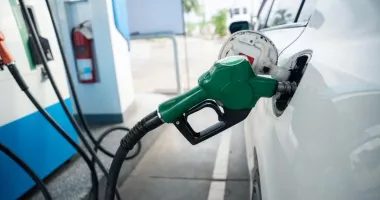 Stire din Economie : Şoferii vor plăti mai mult la un plin, din prima zi a anului 2026
