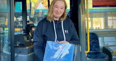 O șoferiță de autobuz de origine română declarată omul anului în Marea Britanie