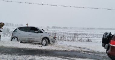 Stire din Eveniment : Poleiul continuă să facă victime în toată țara! O tânără şoferiţă a ajuns cu maşina în afara carosabilului