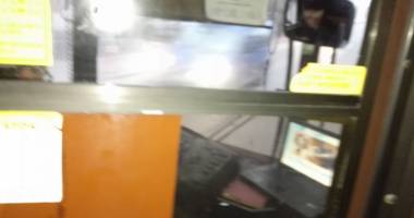 Stire din Social : SE UITA LA FILME ÎN TIMP CE CONDUCEA! ȘOFER RATC, PRINS CU LAPTOPUL PE BORD