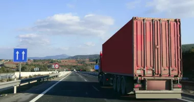 Stire din Actualitate : Șofer român de TIR amendat cu aproape 10.000 de euro în Italia. Ce nereguli au descoperit polițiștii
