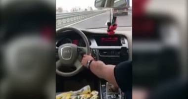 VIDEO REVOLTĂTOR! UN ȘOFER TERIBILIST CONDUCE DE PE SCAUNUL DIN DREAPTA