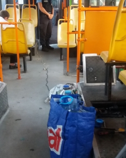 Șoferul unui autobuz RATC,  prins de jandarmi în timp ce fura motorină - 2