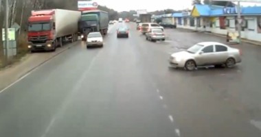 Stire din Actualitate : VIDEO/ A supraviețuit după ce mașina i-a fost STRIVITĂ între două TIR-uri