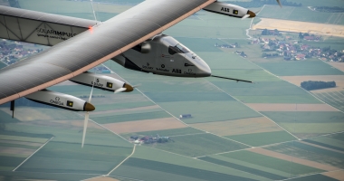 Stire din Tehnologie : Avionul Solar Impulse 2 a aterizat în Oklahoma după 18 ore de zbor