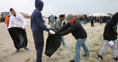 Stire din Social : Soldații americani și lucrătorii ambasadei SUA la București curăță plaja din Mamaia