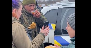 Stire din Actualitate : VIDEO: Un soldat rus care s-ar fi predat izbucnește în plâns după ce a fost hrănit de civili