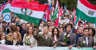Stire din Actualitate : Sondaj: Partidul Tisza al lui Peter Magyar, avans de 10 puncte procentuale în fața Fidesz