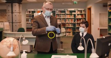 Stire din Social : Ministrul Educației a vărsat proba de salivă de la un elev, într-un clip în care promovează testarea în școli
