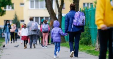 Stire din Cultură-Educație : Sorin Cîmpeanu, mesaj ferm la începerea şcolilor: "Directorii care nu primesc bunicii şi părinţii alături de elevi vor fi cercetaţi disciplinar"