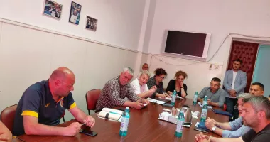 Stire din Sport : Se caută soluții pentru reabilitarea Bazelor "Triunghi" și "Badea Cârțan". DJST nu poate susține financiar investițiile
