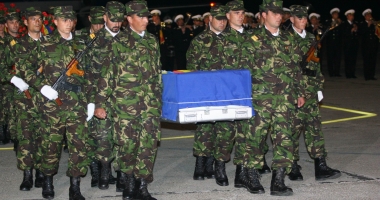 Învățați să îi respectați! Asta e diferența dintre voi și ei! Ei mor pentru țară. Voi vă "îmbolnăviți" la DNA și în pușcării - 17