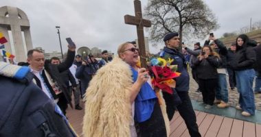 Stire din Actualitate : Diana Şoşoacă, cu crucea în mână în fruntea susţinătorilor ei prin Cetatea Alba Iulia