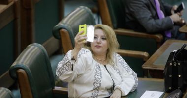Diana Șoșoacă blocată pe Facebook: Doar eu și Trump mai suntem blocați pentru atitudinile noastre