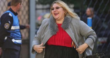 Stire din Eveniment : Diana Șoșoacă, anchetată de poliţişti după ce a filmat în cabina de votare și a postat clipul în online