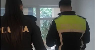 Stire din Eveniment : Poliția a mers la domiciliul Dianei Șoșoacă: “Ce căutați aici, ați venit să colindați?”