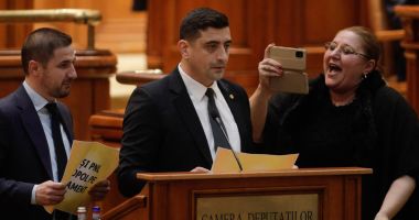 Stire din Politică-Administrație : Șoșoacă și Simion anunță că vor să facă ei guvern. „Suntem de încredere”. Șoșoacă: „Primesc să fiu prim-ministru”
