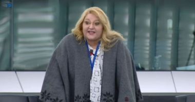 Stire din Eveniment : Denunț penal contra Dianei Șoșoacă după ce l-a lăudat pe Ceaușescu în Parlamentul European