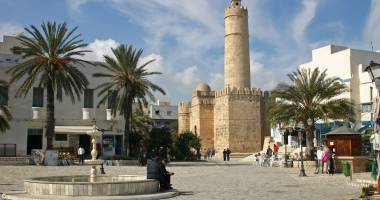 Stire din Actualitate : Turiștii părăsesc Tunisia după atentatul din stațiunea Sousse