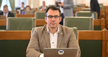 Stire din Politică-Administrație : Senatorul Ștefan Pălărie: Tăierea cheltuielilor din administrație nu mai poate fi amânată
