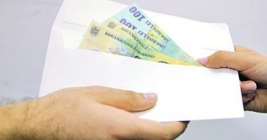 Stire din Eveniment : Profesoară reținută, aseară, pentru mită