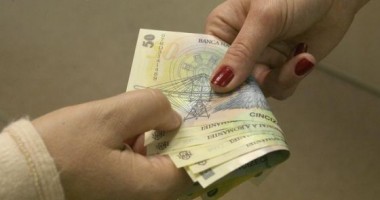 Nu a avut bani de avort, dar medicul a trimis-o să își amaneteze bijuteriile!