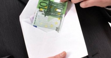 Stire din Eveniment : Angajat al primăriei Mangalia, prins în timp ce primea mită