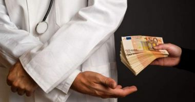 Medic ortoped din Cluj, prins în flagrant când lua 700 de euro mită de la un pacient