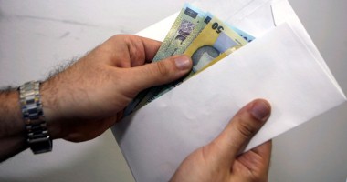 Stire din Eveniment : Între 150 și 300 de lei șpagă pentru un certificat fiscal "curat"