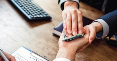 Stire din Eveniment : Persoană cercetată penal pentru că a oferit 5.000 de lei mită unui funcționar public