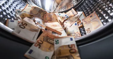 Stire din Actualitate : Bancă ilegală descoperită. Milioane de euro spălate printr-o rețea clandestină