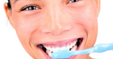 Stire din Sănătate : Cum să prevenim căderea dinților