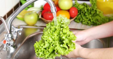 Spălați bine legumele și fructele înainte de a le consuma