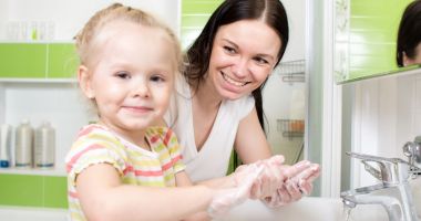 Stire din Sănătate : Spălaţi-vă corect pe mâini după ce mergeţi la toaletă!