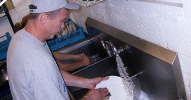 Stire din Social : A început sezonul angajărilor la negru pe litoral