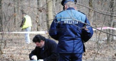 Stire din Eveniment : Un bărbat a fost găsit spânzurat în pădure, chiar de iubita sa. Datoriile mari şi depresia i-ar fi adus sfârșitul