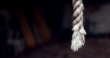 DESCOPERIRE ȘOCANTĂ! O fetiță de 12 ani a fost găsită spânzurată