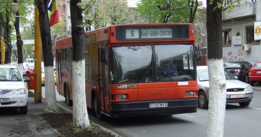 Stire din Cultură-Educație : Inedit: Spectacol de comedie în autobuzul liniei 5-40
