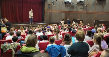 Stire din Cultură-Educație : "De dragoste, de nu...", spectacol aniversar la Teatrul "Căluțul de Mare"
