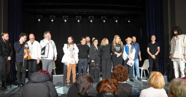 Stire din Cultură-Educație : Atmosferă caldă, invitați speciali și sala arhiplină la Proiecția de Gală „De la Doină la Rembetiko – O rapsodie balcanică” și la recitalul extraordinar fusion cu 12 artiști pe scenă