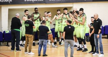 Stire din Sport : Spectacol la Sala Sporturilor. Foști baschetbaliști ai Farulului, onorați