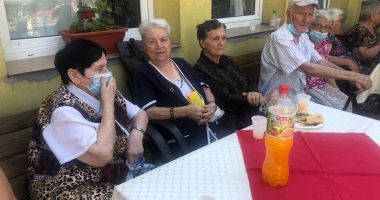 Vârstnicii de la Căminul de bătrâni s-au distrat pe ritmuri elene