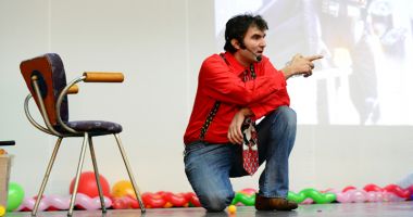 Stire din Cultură-Educație : Copiii sunt așteptați  la spectacol  de "Profesorul de joacă"