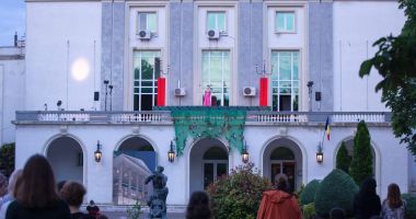 Stire din Cultură-Educație : Spectacole în aer liber, în fața Teatrului Național de Operă  și Balet "Oleg Danovski"